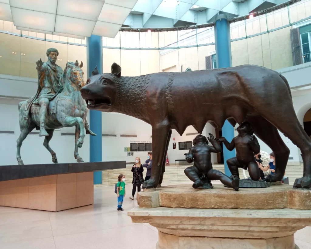 Sala dell'Esedra dei Musei Capitolini con la statua equestre di Marco Aurelio e la Lupa Capitolina