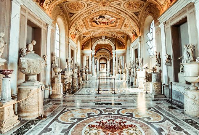 Galleria dei Candelabri ai Musei Vaticani con soffitti affrescati e sculture in marmo