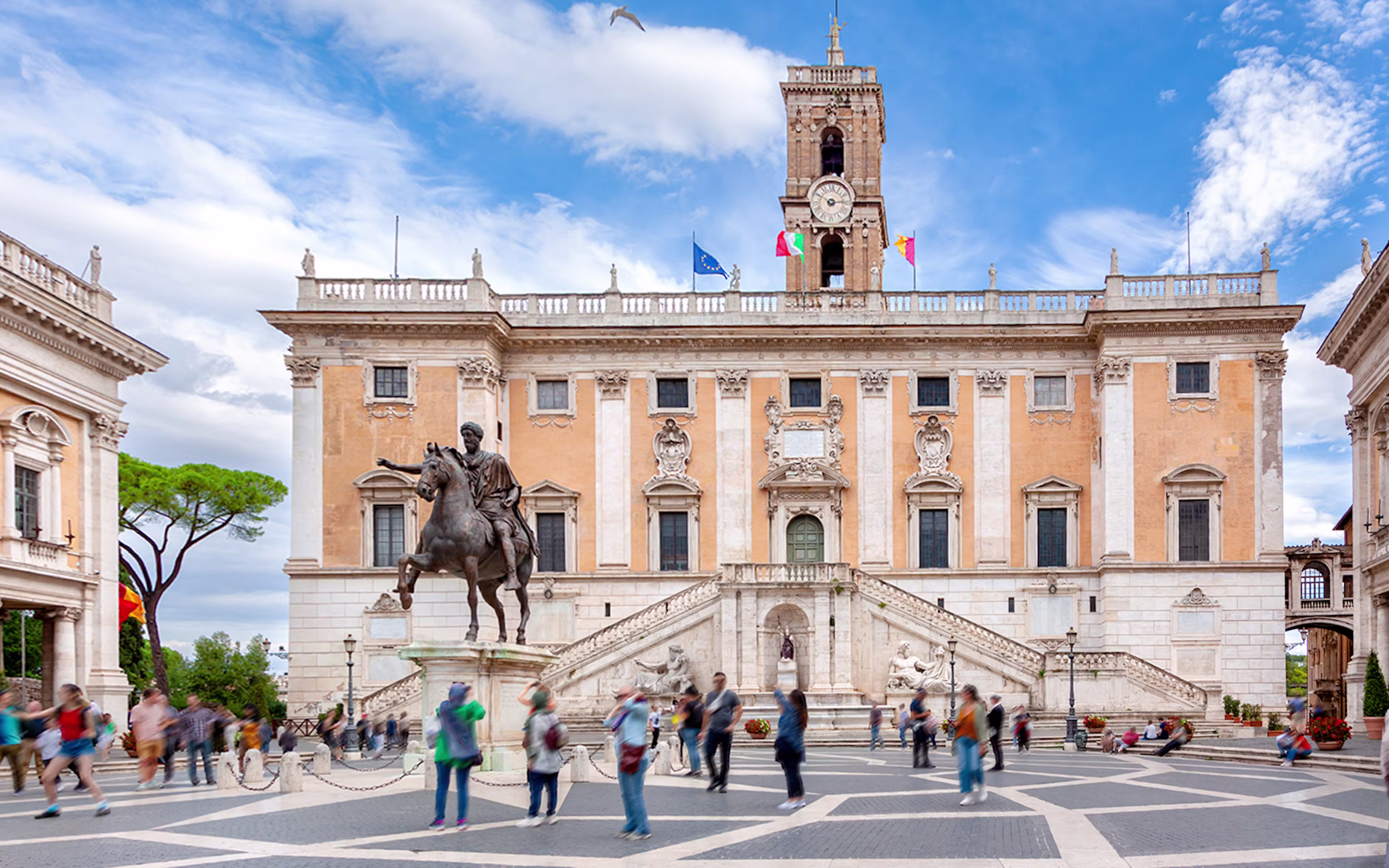 Visitatori all'ingresso riservato dei Musei Capitolini in Piazza del Campidoglio