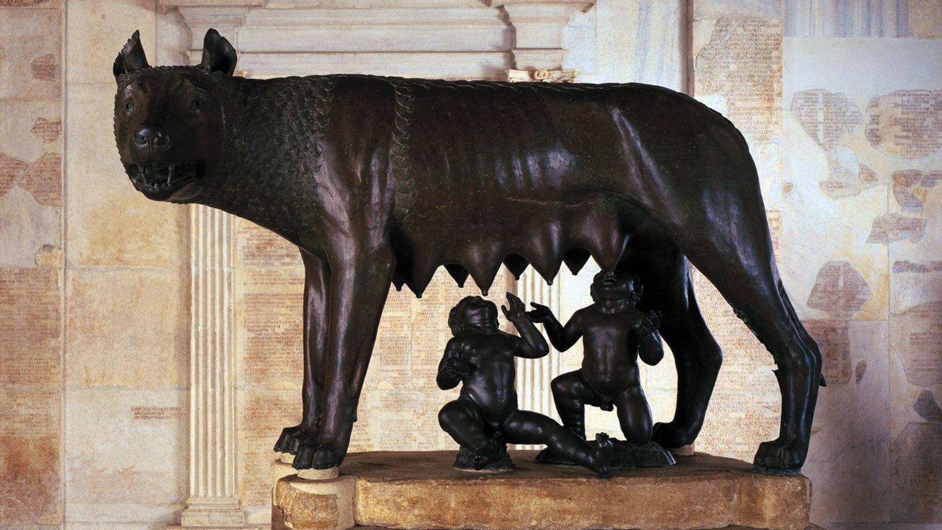 La Lupa Capitolina in bronzo con i gemelli Romolo e Remo nella sala dei Musei Capitolini
