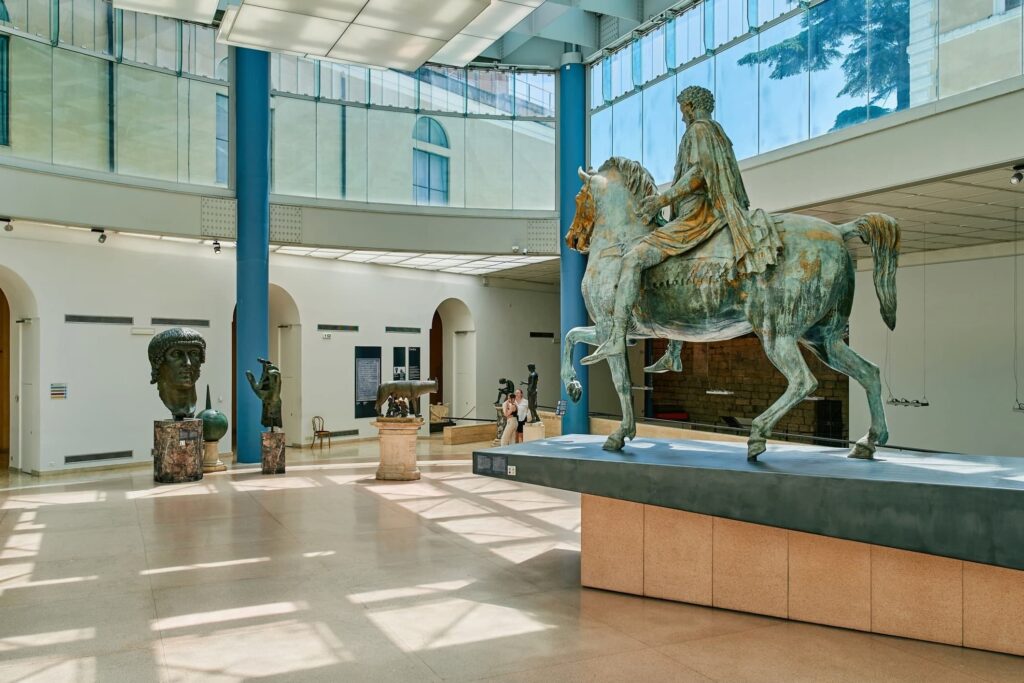 Esedra di Marco Aurelio nei Musei Capitolini con la statua equestre in bronzo e la Lupa Capitolina